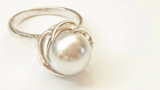 Une bague avec une perle pour célébrer 30 ans de mariage