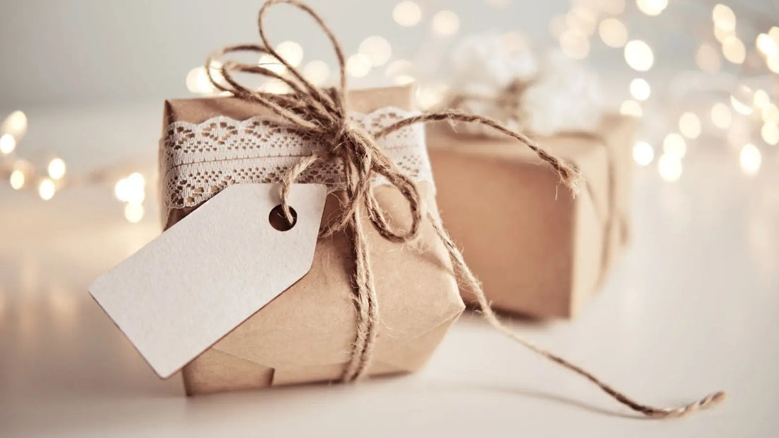 Deux jolies cadeaux emballés de papier