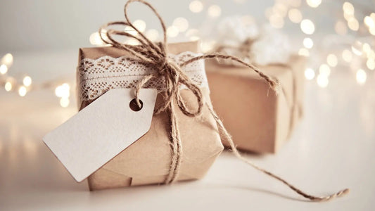 Deux jolies cadeaux emballés de papier