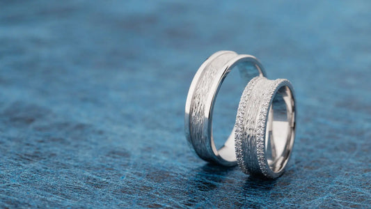 Deux alliances symbolisant 45 ans de mariage