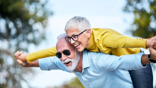 Un couple fêtant 54 ans de mariage dans la joie