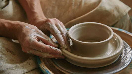 un professionnel de la poterie travaillant sur de la faïence