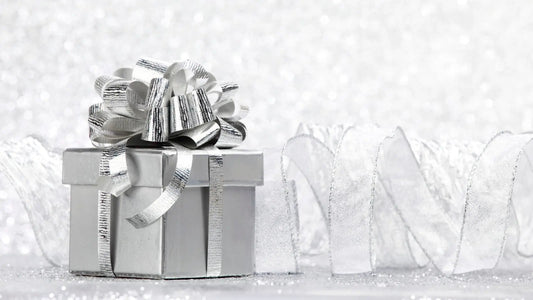 Un cadeau emballé symbolisant les noces d'argent pour les 25 ans de mariage d'un couple