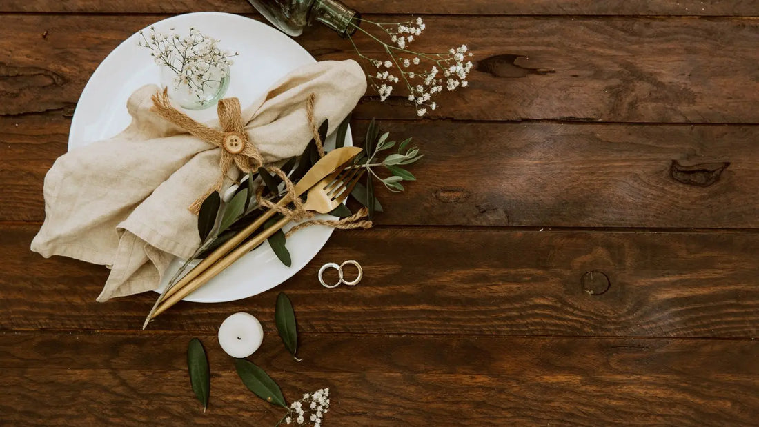Gros plan sur une table dressée pour les noces de bois