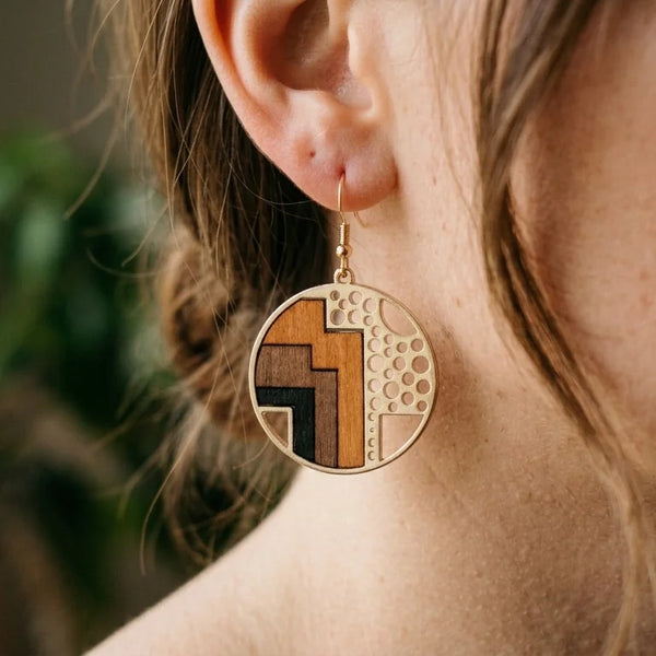 Boucle d'oreille en bois femme Écorce portée gros plan