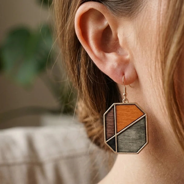 Boucle d'oreille en bois femme Lune portée gros plan