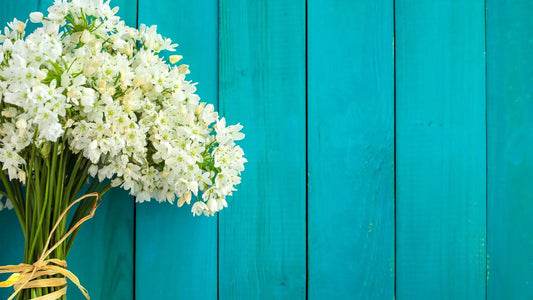 un bouquet de fleurs printanières sur un fond turquoise pour renouveler ses voeux de 18 ans de mariage