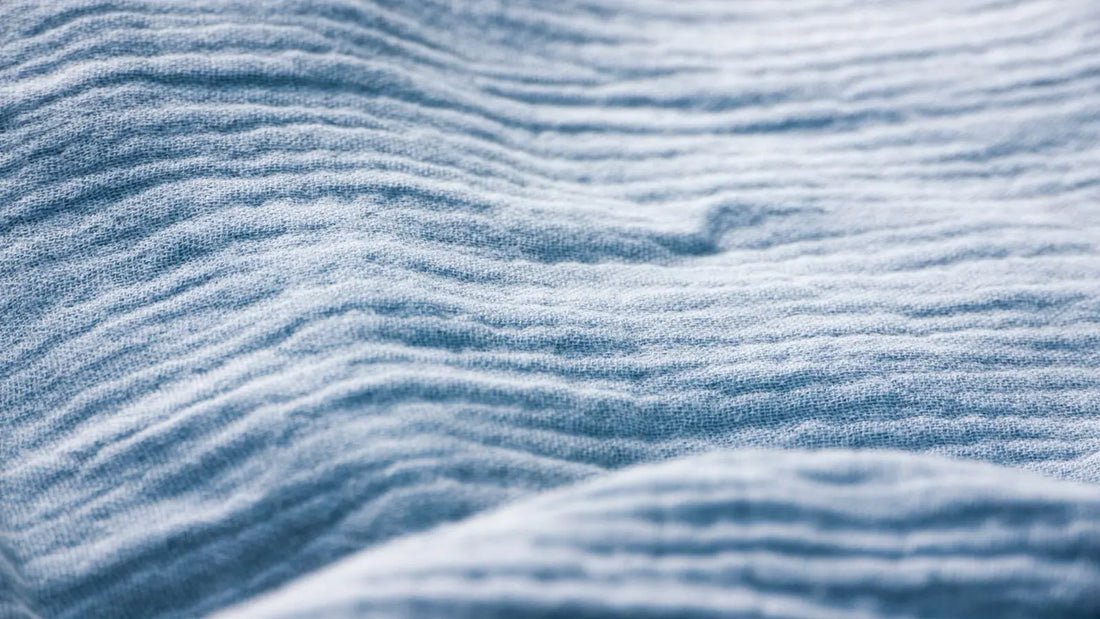 détail d'un tissu de mousseline bleu