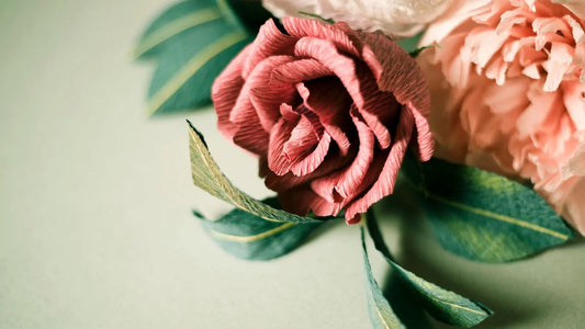 Noce de crêpe symbolisé par une rose en tissu crêpe