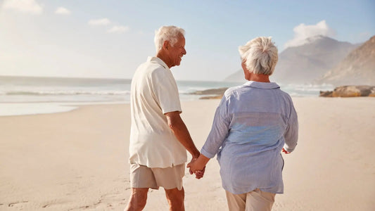 un couple âgé fêtant leur 68 ans de mariage au bord de la mer