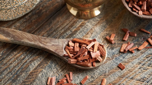 Une cuillère en bois contenant du bois de santal rouge