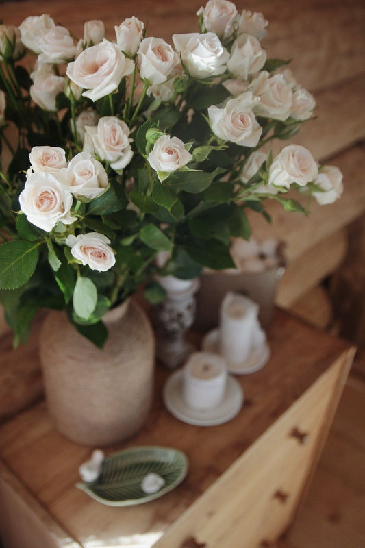 Fleurs et Bois : Un Duo Idéal pour un Intérieur Chaleureux et Authentique Charme-bois