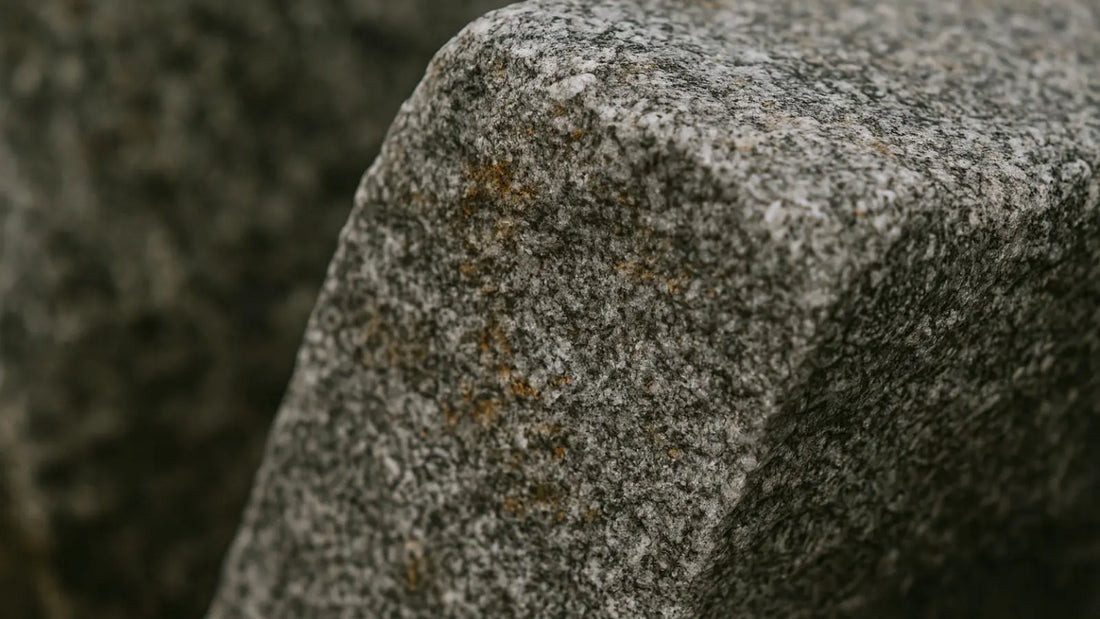 gros plan sur un blog de granit symbole de 90 ans de mariage