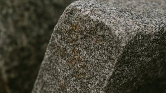 gros plan sur un blog de granit symbole de 90 ans de mariage