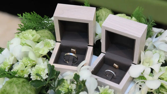 des alliances en titane dans des coffrets en bois célébrant 72 ans de mariage