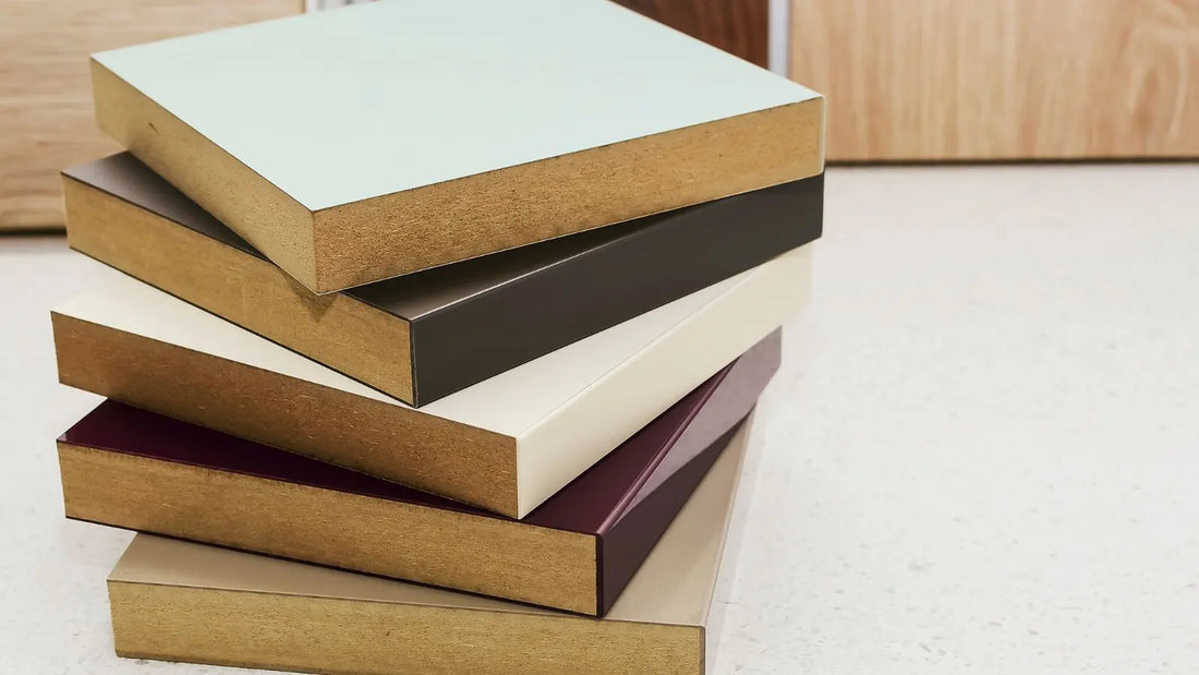 Plusieurs plaquettes de Mdf empilé de différentes couleurs