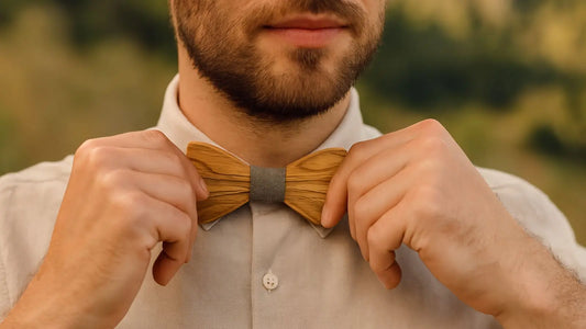un homme ajustant son noeud papillon bois pour un mariage bohème
