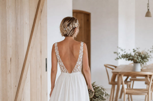 Mariée aux cheveux courts avec une coiffure chic et un accessoire délicat