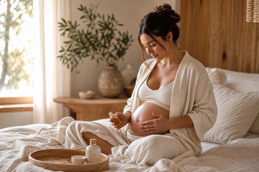 Future maman appliquant une huile naturelle, ambiance bien-être douce