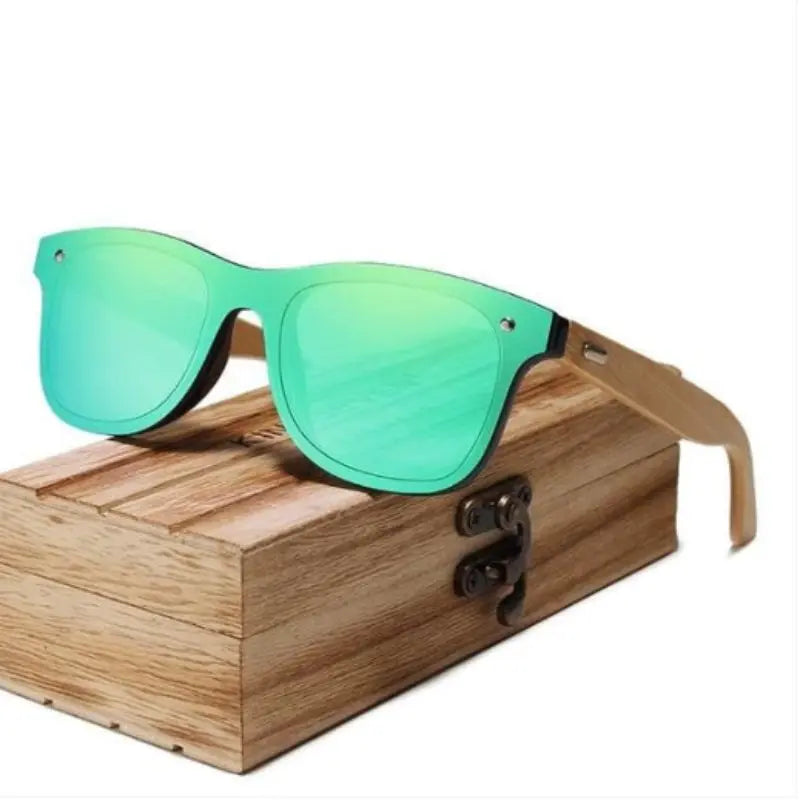 Lunette de soleil et leur étui en bois