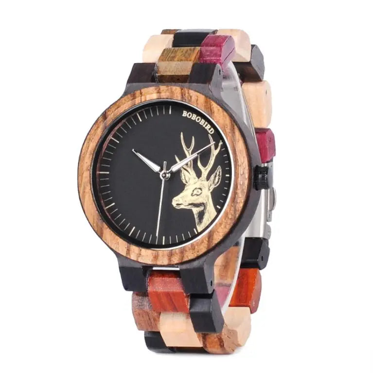 Montre en bois sur fond blanc