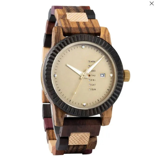 Montre en bois sur fond blanc