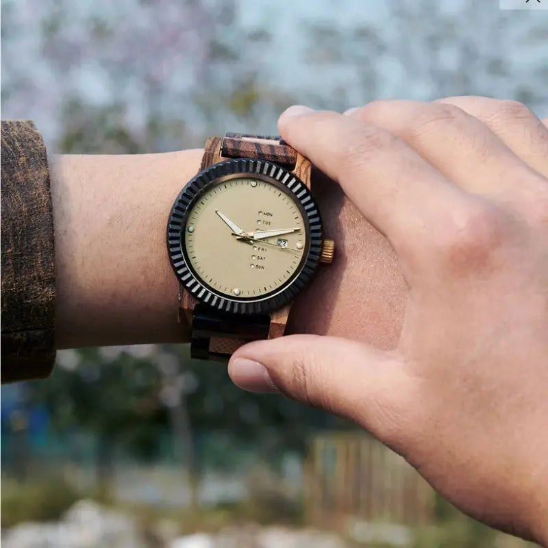 Montre en bois portée au poignet