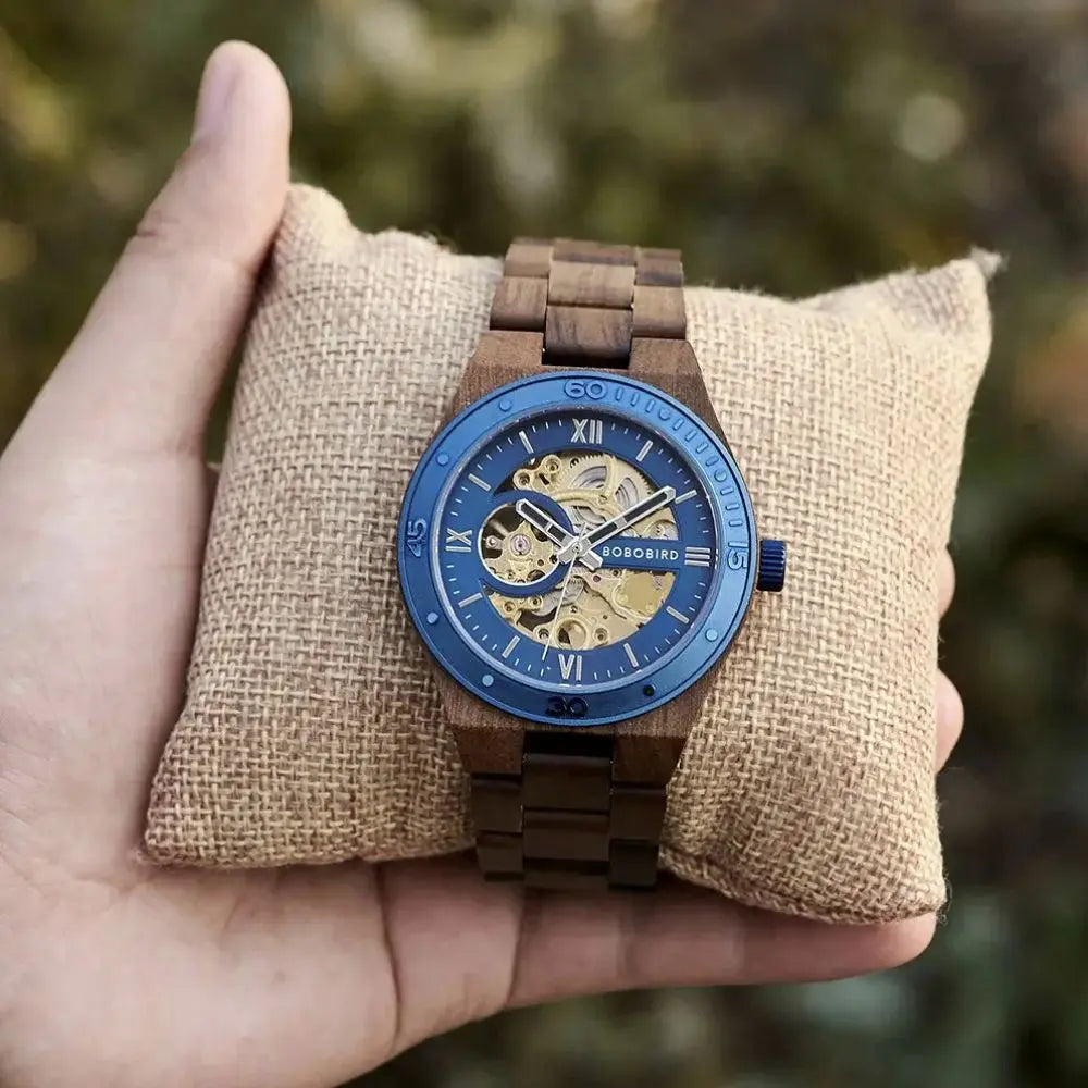 Montre en bois automatique présentée sur un coussin tissé