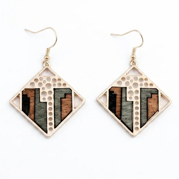 Boucle d'oreille en bois Femme Aurore — fond blanc