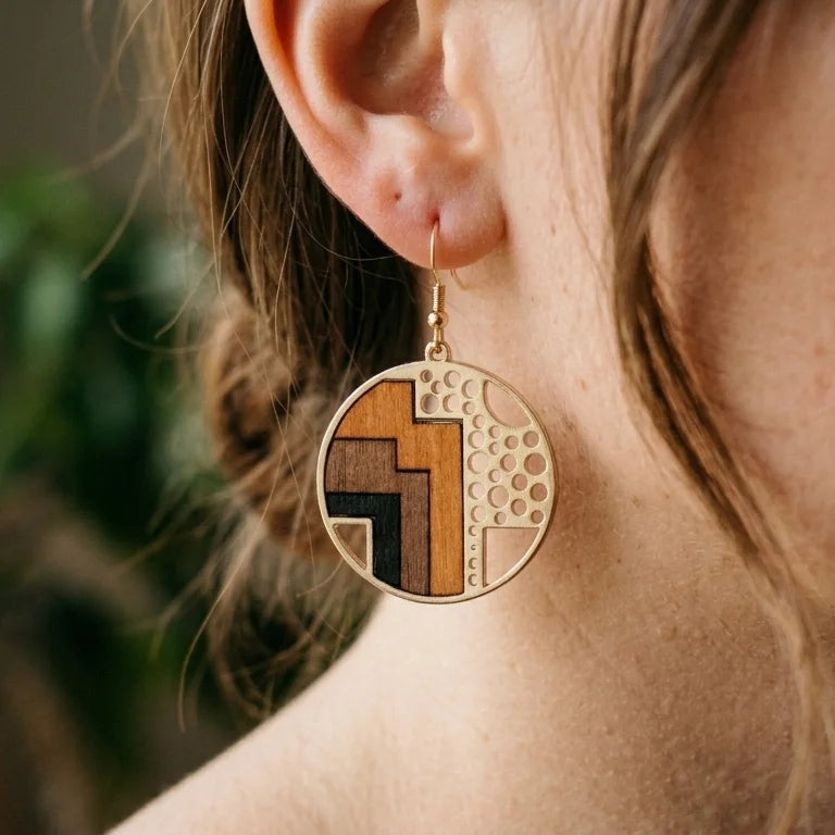 Boucle d'oreille en bois femme Écorce portée gros plan