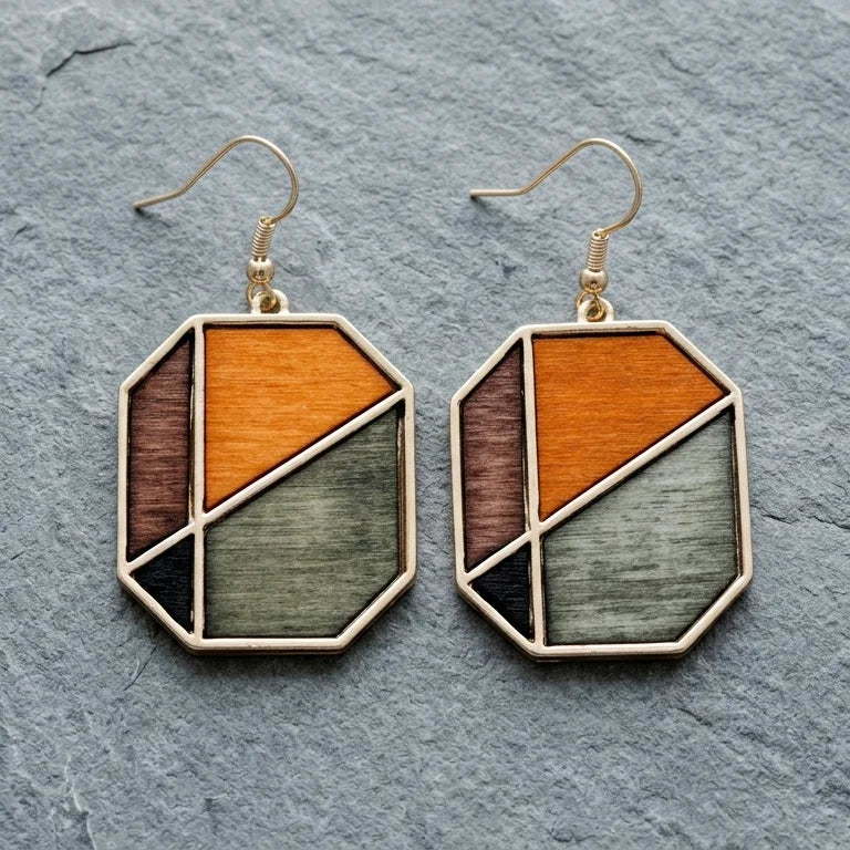 Boucle d'oreille en bois femme Lune posée sur surface en pierre