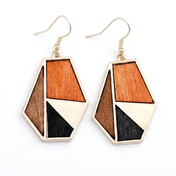 Boucle d'oreille en bois femme modèle Pétale sur fond blanc