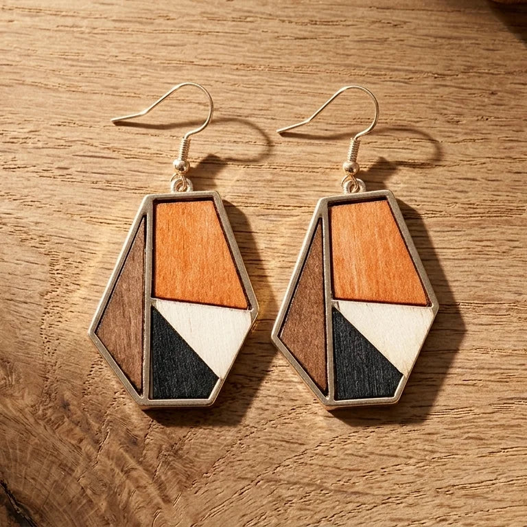 Boucle d'oreille en bois femme Pétale posée sur surface en bois