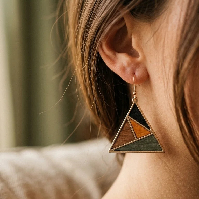 Boucle d'oreille en bois femme Solstice portée gros plan