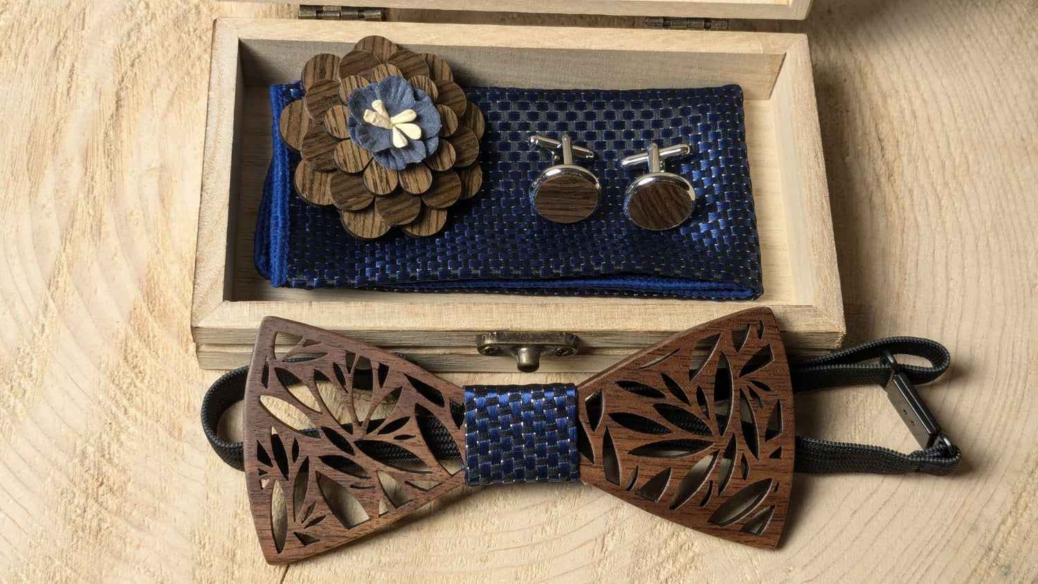 coffret nœud papillon bois avec broche, bouton de manchette et mouchoir